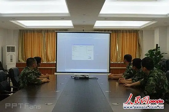 图为桂林边检站政工干部开展ppt课件制作培训