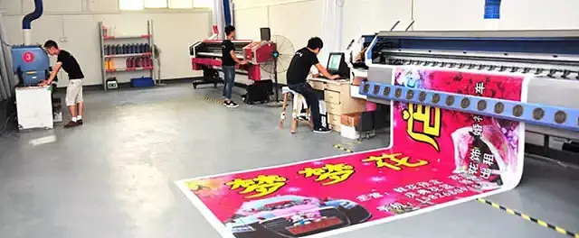 低质量的喷绘灯布大概价位为 10 元/平米，但算上灯箱的材料安装费用，一块灯布招牌的价格也得在五百元以上 